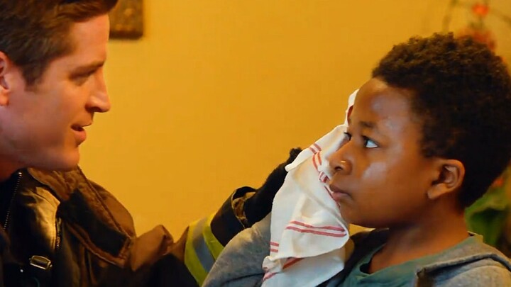 Bocah laki-laki itu tertembak di pelipis, tapi malah bersikap seolah-olah tak terjadi apa-apa.