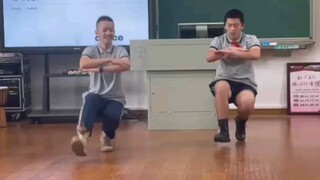 ฉันและเพื่อนร่วมชั้นได้แสดงระบำคอสแซคที่โรงเรียนด้วยกัน!