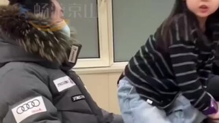 侄女为了气姑姑，故意撩头发“挑衅”，“就这两下够我跟我闺蜜研究半辈子了”