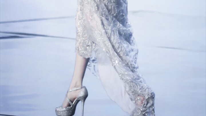 "Come on, this is the kind of red carpet look that doesn't need fans to brag about it!!!"