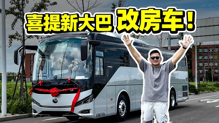 Han Lu just got himself a 12-meter bus! Turns out it’s surprisingly easy to drive.