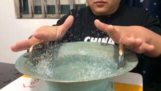 "Rồng rửa" được các hoàng đế thời xưa sử dụng để rửa chân hóa ra lại thực sự phun ra nước khi bạn dù