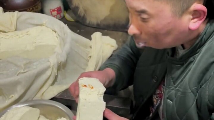 Northeast “Prison Sister” Grinds Tofu