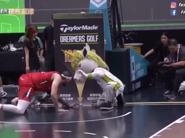 Even the foreign players are laughing their heads off—only you Chinese really know how to have fun.