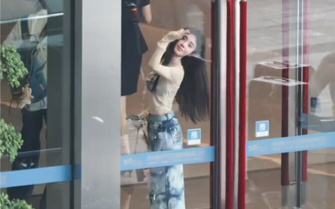 【Ju Jingyi】Manis sekali! Langsung mengenali penggemar, bahkan berbalik melambaikan tangan setiap beb
