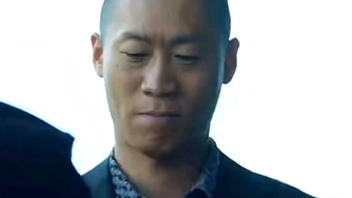 Main tipu muslihat dengan polisi untuk mengalihkan perhatian, benar-benar jagoan!