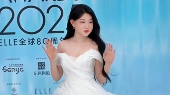 Shen Jiarun’s red-carpet posing is still so childlike 😂