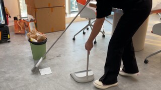 Kulitnya memang agak berminyak, sepertinya perlu dicuci dulu...