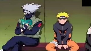 Naruto dengan penasaran bertanya kepada Konoha siapa White Fang itu, dan Kakashi merasa malu: Dia ad