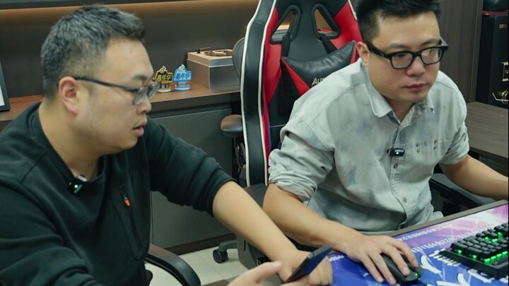 Membaca satu per satu komentar, lalu menjawab pertanyaan-pertanyaan kalian!