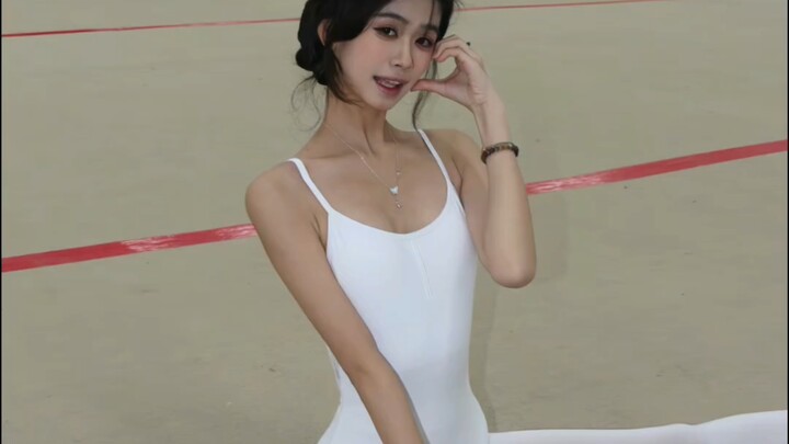 Baju tari putih para penari bikin suasana kayak lagi pacaran sama adik tetangga.