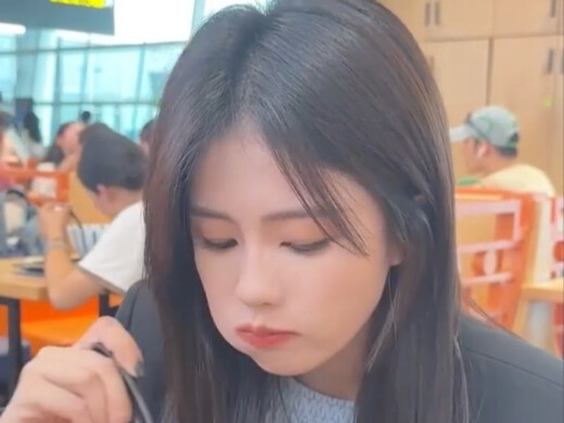 Bai Lu shares her business trip vlog