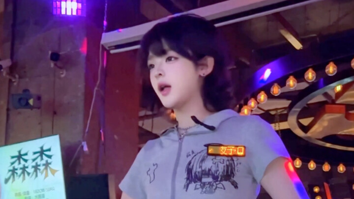 Suka banget sama setelan baju ini! Nari lagu ini seru banget!