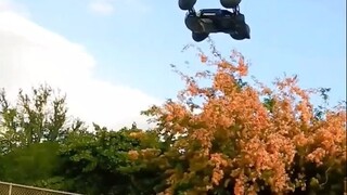 谁小时候不想要一个这样子的赛车呢，就算现在刷到视频都挪不开眼啊！