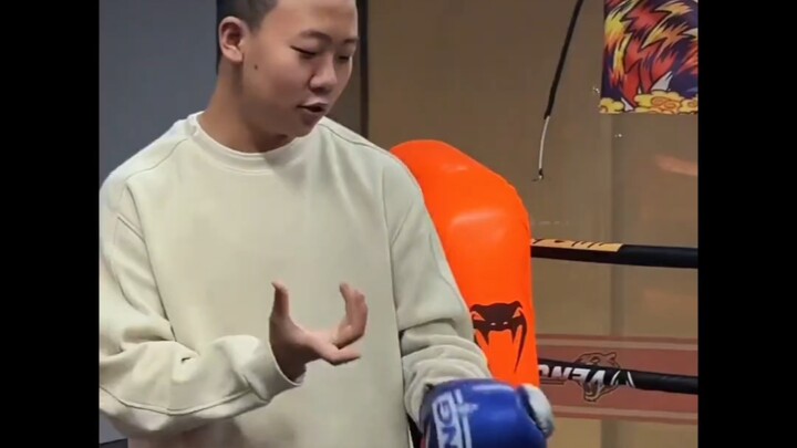 【ภาคสอง】เกมต่อสู้เทพเจ้าบนทีวี: หนุ่มน้อยผู้ใช้ท่าไม้ตายลึกลับบุกท้าชิง ถูกโค้ชลงโทษอย่างสาหัส