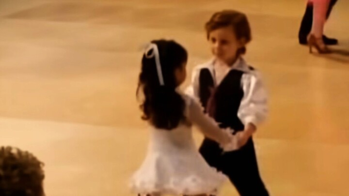 Đã siêu đáng yêu! Video thi đấu cha-cha 4 tuổi của Daniela, thành viên nhóm nữ mới KATSEYE, vừa cán 