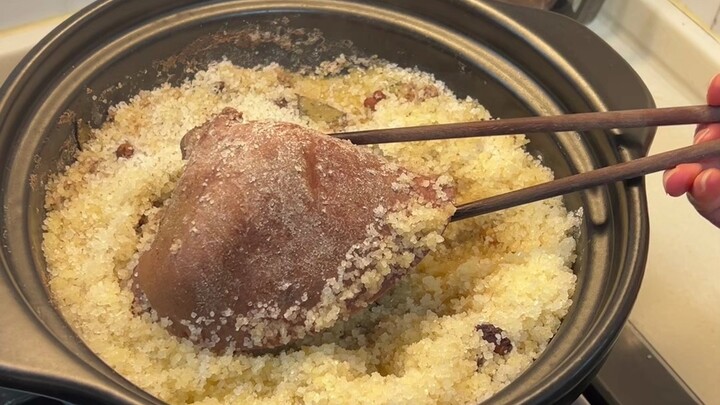 Mỗi ngày mang cơm cho đồng nghiệp hết 20 tệ, tôi ăn gì cô ấy cũng ăn y vậy.