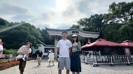 Thời học sinh đã khép lại, tung hoa chúc mừng