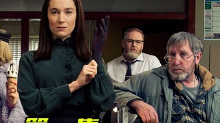 Ông lão vừa tháo tai nghe của cô gái ra và bị đẩy xuống biển trong tập đầu tiên của "Death Notice".