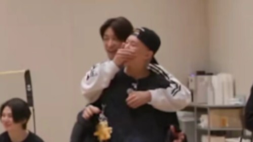 هoshi: أنا أستطيع! مينغ هاو: لا، أنت لا تستطيع!