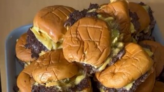 Burger keju terbaik di California: Makan 50 dalam 35 menit untuk dua orang dan menangkan $3.000