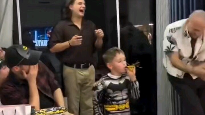 Video ini viral di Twitter dan sudah ditonton 14,67 juta kali: Paman yang tidak waras mengacaukan pe