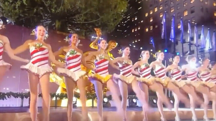 عرض عيد الميلاد في مركز روكفلر بنيويورك! فتيات الأرنب مُختارات بعناية فائقة، وطوالهن وأشكال أجسامهن 