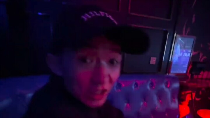 Đấu với tôi à? Cậu còn trẻ mà!