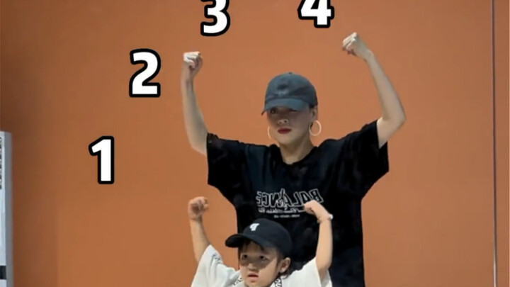 Gurunya memintanya untuk bernyanyi dan menari solo, tetapi dia bersikeras...