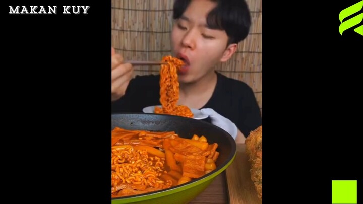 Mukbang ramen tteokbokki, fried seaweed roll