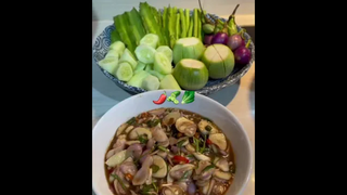น้ำบูดูกินคู่กับหมูสามชั้นต้มและผักสด