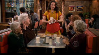 [2 Broke Girls] กล้าที่จะใช้ประโยชน์จากอายุของคุณหรือเปล่า? ดูว่าแม็กซ์จะสอนบทเรียนให้คุณอย่างไร