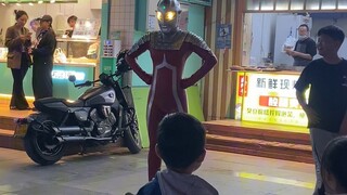 Những trò đùa và tương tác trên phố của Ultra Seven