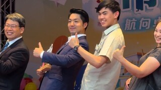 蒋万安给台北市的国、高中同学们颁发''市长奖"