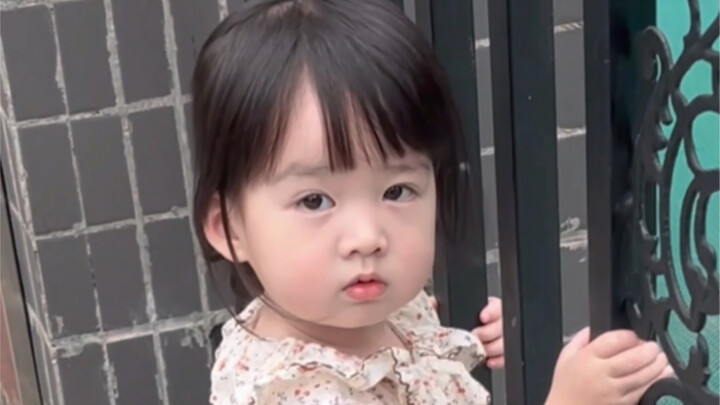 Anak ini masih kecil tapi sangat suka sekolah nih!