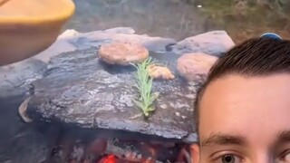 Memanggang daging di tepi sungai