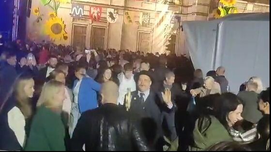 Танцы на ярмарке! Алекс в центре!