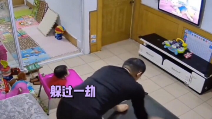 Mẹ đang trong phòng kèm bé lớn làm bài tập thì nổi giận đùng đùng, lúc này bố đang ở phòng khách chơ