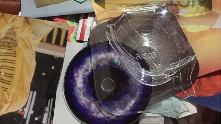 Cô gái bị điểm kém nên xé nát toàn bộ album của mình