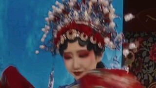 真正的告别，总是悄无声息；看着师姐离开时坚决的背影，我意识到戏院即将发生翻天覆地的变化…