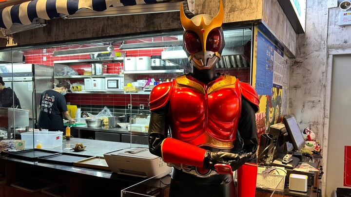 Awalnya saya berencana untuk makan ikan bakar tetapi tertarik dengan toko ramen tokusatsu di jalan.