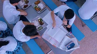 Anak laki-laki itu tiba-tiba menyalakan mode master akademis, mengerjakan kertas ujian sementara yan