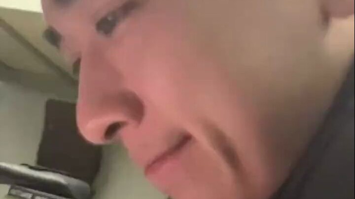 Trêu chọc anh chàng thẳng thắn duy nhất còn lại trong ký túc xá, cảm giác này thật là vui!