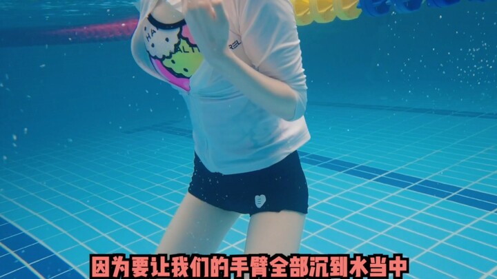 نحّفي ذراعيك تحت الماء وتخلصي من لحم "باي باي" دون الحاجة لتعلّم السباحة!