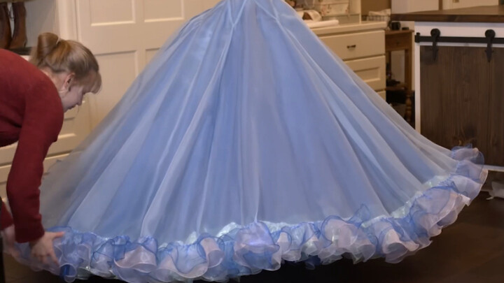 عملية صناعة فستان حفلة سندريلا