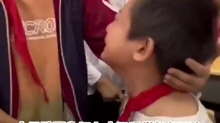 เด็กชายร้องเพลงปลอบเพื่อนให้หายเศร้า เมื่อก่อนก็ปลอบว่า “ไม่เป็นไรนะ อย่าร้องเลย” แต่ตอนนี้…