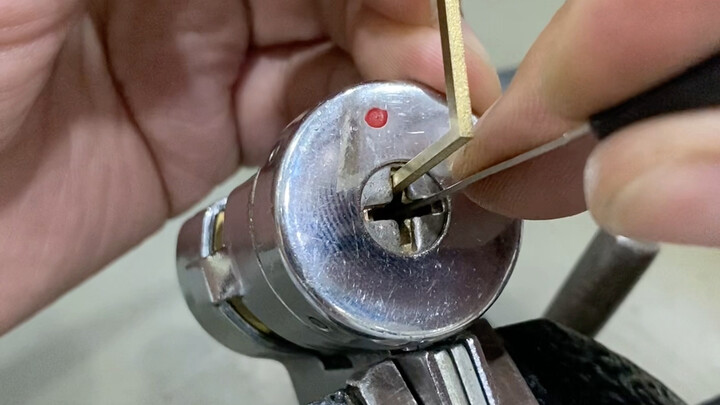 The Baodean cross lock is a real challenge for anyone who isn’t a professional locksmith. Locksmith 