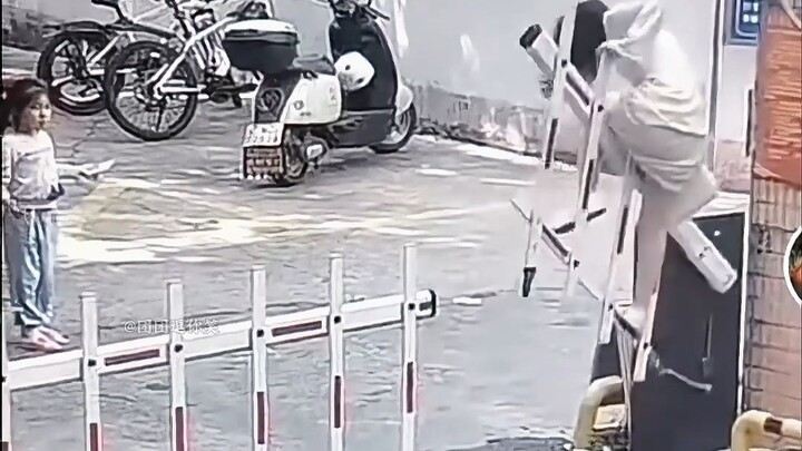 “Si Jatuh Nasib di Bawah Pengawasan Kamera”