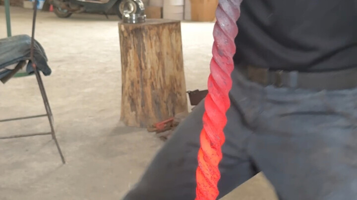 What’s it like to watch a bald master hand-forged a “xiuchun” sword?