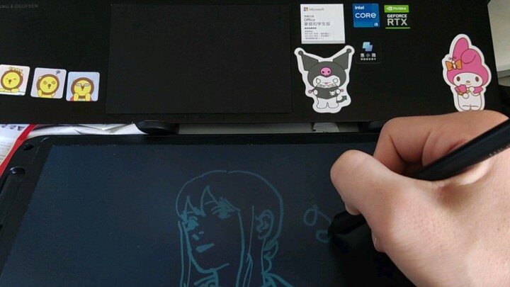 Mainan papan gambar digunakan sebagai layar digital